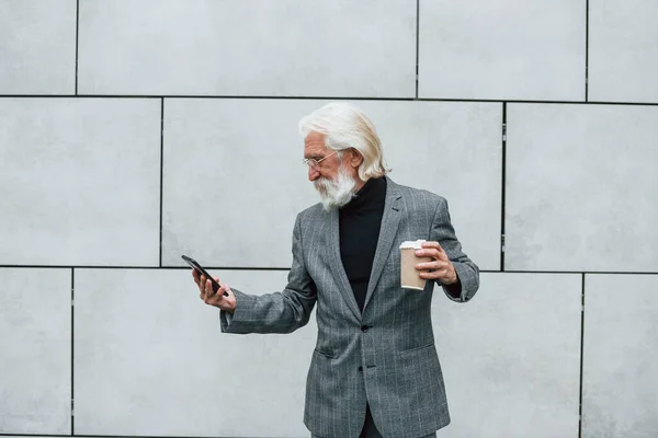 Com Telefone Copo Bebida Empresário Sênior Roupas Formais Com Cabelos — Fotografia de Stock