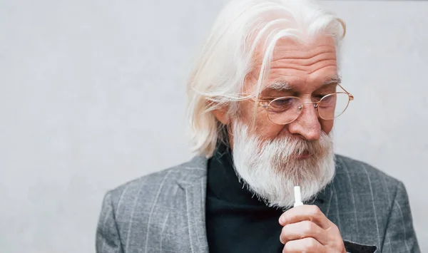 Старший Бізнесмен Офіційному Одязі Сірим Волоссям Бородою Відкритому Повітрі Курить — стокове фото