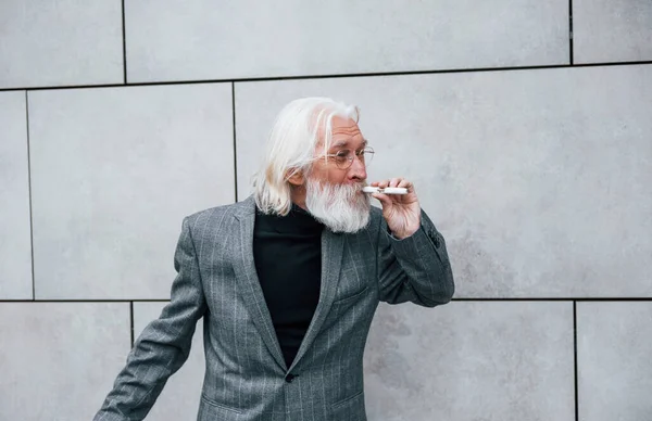 Fumar Cigarrillo Electrónico Hombre Negocios Senior Ropa Formal Con Pelo — Foto de Stock