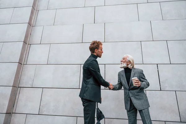 Heb Een Ontmoeting Jongeman Met Senior Man Elegante Kleren Buiten — Stockfoto