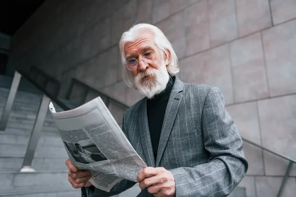 Jornal Empresário Sênior Roupas Formais Com Cabelos Grisalhos Barba Livre — Fotografia de Stock