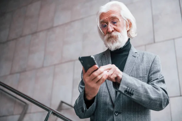 Usando Smartphone Empresário Sênior Roupas Formais Com Cabelos Grisalhos Barba — Fotografia de Stock