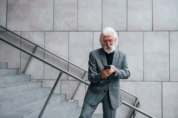 Usando Smartphone Hombre Negocios Senior Ropa Formal Con Pelo Gris —  Fotos de Stock