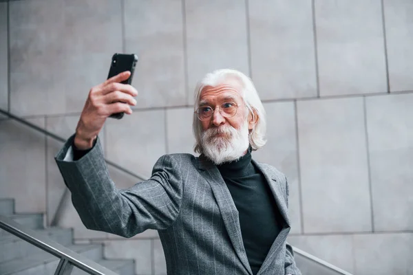 Usando Smartphone Empresário Sênior Roupas Formais Com Cabelos Grisalhos Barba — Fotografia de Stock