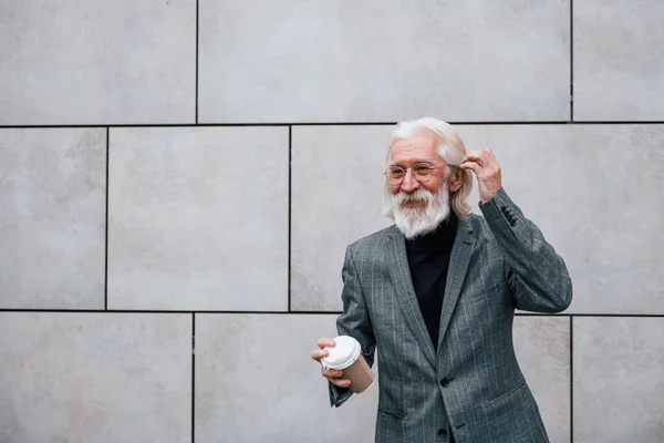 Hombre Negocios Senior Ropa Formal Con Pelo Gris Barba Está — Foto de Stock
