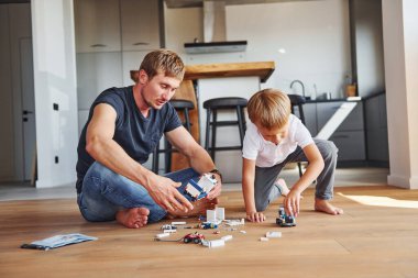 Hafta sonu istirahati. Baba ve oğul evde birlikte..