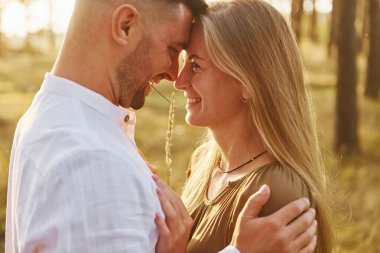 Manzarayı kapat. Mutlu çift gündüz vakti ormanda olur..