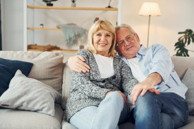 Kanepede oturuyordum. Büyük adam ve kadın evde birlikteler..