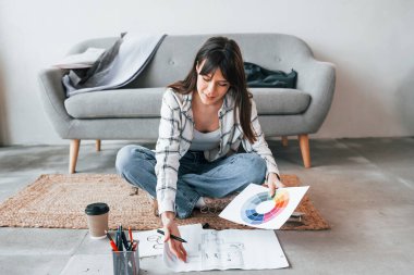 Yerde oturuyordu. Genç bayan serbest çalışan gündüzleri evdedir..