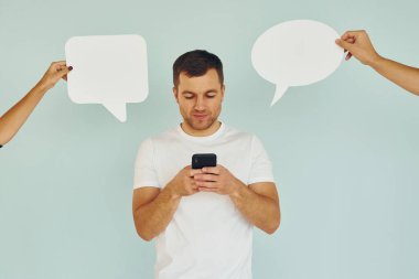 Konuşma metni. Stüdyoda boş tabelalarla duran adam..