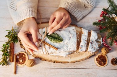 Bayram masasında duran ve süsleyen bir kadın çalınmış..