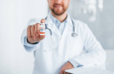 COVID-19 aşısıyla. Klinikte beyaz önlüklü profesyonel doktor var..