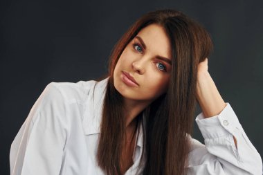 Genç ve güzel bir kadın stüdyoda kameraya poz veriyor..