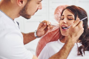 Klinikteki dişçiyi ziyaret eden kadın. Stomatoloji kavramı.