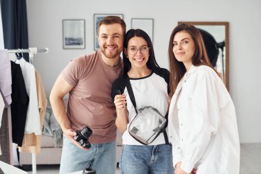 Model hazırlanıyor. Fotoğrafçılar gündüz vakti stüdyolarında çalışırlar..