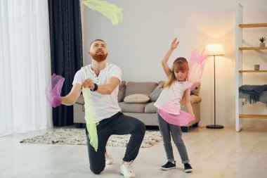 Kumaşı tutuyorum. Baba ve küçük kızı evde birlikteler..