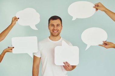 Stüdyoda duran adam mesaj için boş tabelalarla.