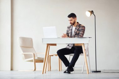 Laptop kullanıyor. Takım elbiseli genç bir iş adamı. Başarı kavramı.