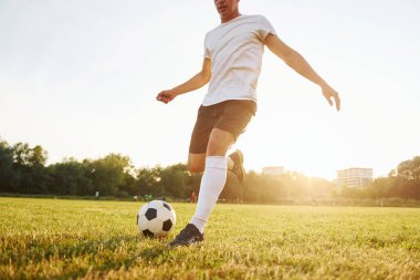 Topla çalışıyor. Genç futbolcu spor sahasında antrenman yapıyor..