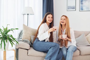 Sohbet ediyorduk. Genç anne ve kızı gündüz vakti evdeler..