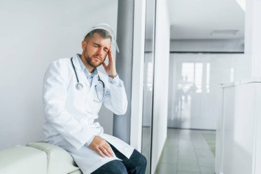 Kötü ve yorgun hissediyorum. Klinikte beyaz önlüklü profesyonel doktor var..