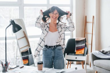 Masanın yanında duruyor. Genç bayan serbest çalışan gündüzleri evdedir..