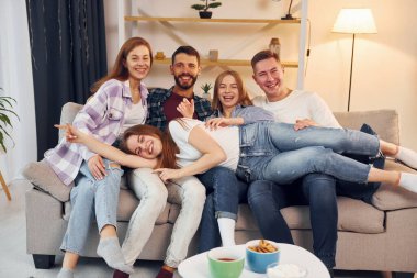 Hafta sonunu birlikte geçirmek. Bir grup arkadaş içeride parti veriyor..