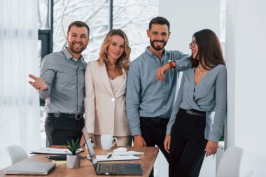 Birlikte duruyoruz. Ofiste proje üzerinde çalışan bir grup iş adamı..