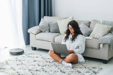 Serbest bir iş. Gündelik elbiseli kadın evde..