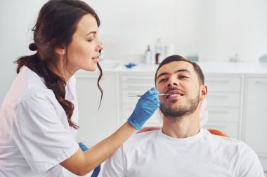 Klinikte dişçiye giden bir adam. Stomatoloji kavramı.