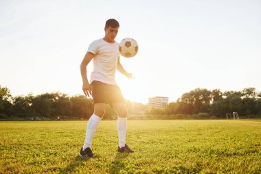 Spor sahasında. Genç futbolcu antrenman yapıyor..