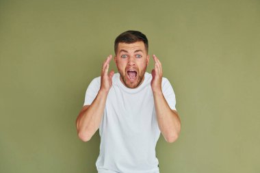 Korkmuş hissediyorum. Stüdyoda günlük kıyafetler içinde duran genç bir adam..