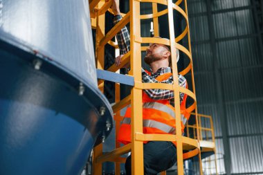 Üniformalı profesyonel inşaat işçisi fabrikada..