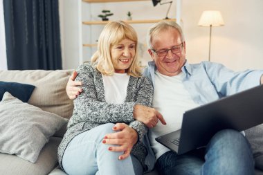 İnternet bağlantısı. Laptop kullanıyorum. Büyük adam ve kadın evde birlikteler..