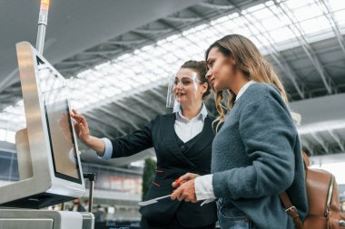Terminal kullanılıyor. Genç bayan turist gündüz vakti havaalanında..