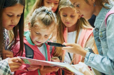 Haritayla. Yeşil ormandaki çocuklar yaz gündüz beraber..