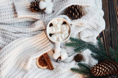 Bir fincan sıcak içecek. Tatil dekorasyonlu Noel arkaplanı.