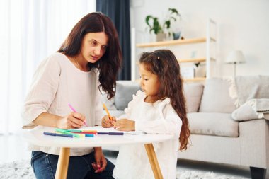 Mutlu bir aile. Anne ve kızı evde birlikte vakit geçiriyorlar..