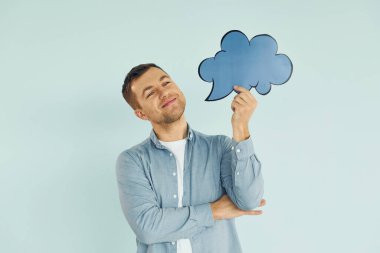 Bekleme işareti. Stüdyoda dikilen adam.