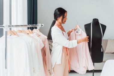Moda anlayışı. Terzi odasında, farklı kıyafetlerle..