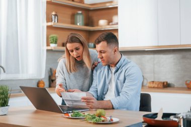 Eğleniyorum. Modern mutfakta yemek hazırlayan bir çift..