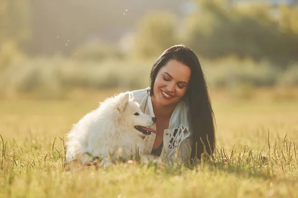 Лежать Земле Женщина Своей Собакой Веселится Поле Солнечный День — стоковое фото