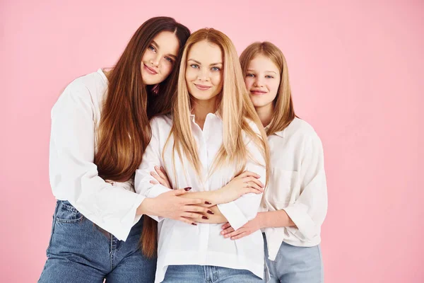 Posando Para Una Cámara Joven Madre Con Sus Dos Hijas —  Fotos de Stock