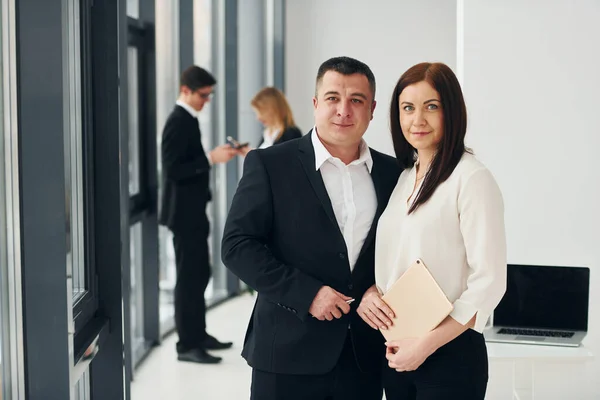 Grupo Personas Ropa Formal Oficial Que Está Interior Oficina —  Fotos de Stock