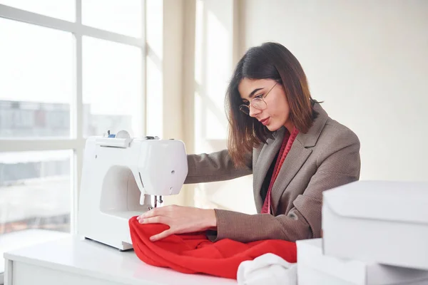 Costurera Trabaja Con Tela Roja Mujer Joven Con Ropa Formal — Foto de Stock