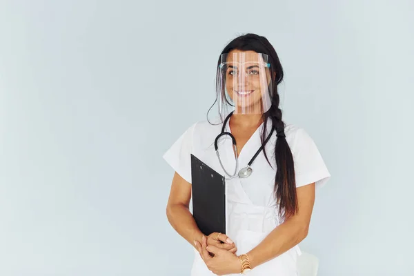 Com Máscara Protectora Jovem Médica Uniforme Está Dentro Casa — Fotografia de Stock