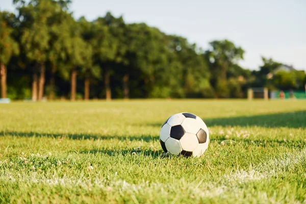 Κοντινή Άποψη Της Μπάλας Ποδοσφαίρου Που Βρίσκεται Στο Πράσινο Γρασίδι — Φωτογραφία Αρχείου