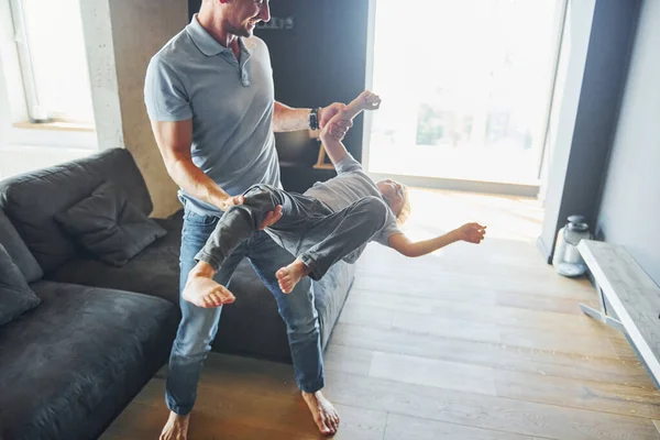 Hombre Sosteniendo Chico Divirtiéndose Padre Hijo Están Juntos Casa —  Fotos de Stock