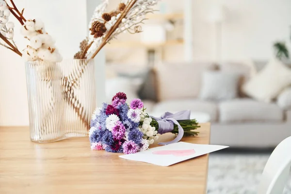 ベッド付きのモダンな国内ルーム 花はテーブルの上にあります 幸せな母の日 — ストック写真