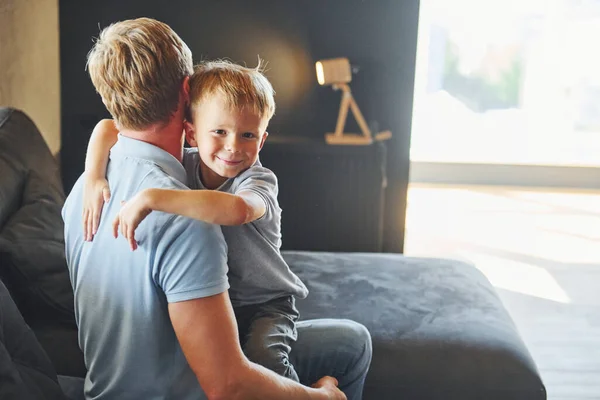 Niño Abrazando Padre Padre Hijo Están Juntos Casa —  Fotos de Stock